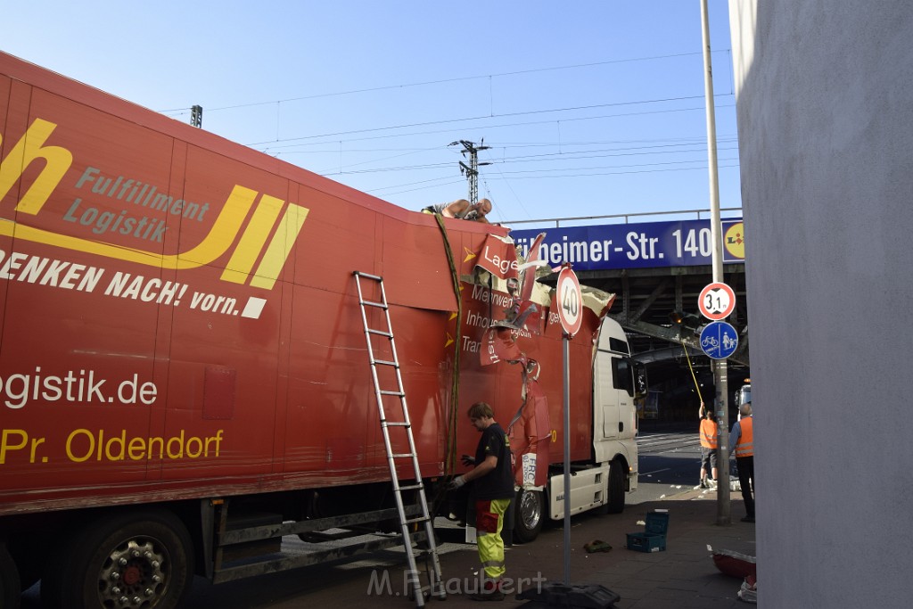 LKW blieb unter Bruecke haengen Koeln Deutz Opladenerstr Deutz Muelheimerstr P123.JPG - Miklos Laubert